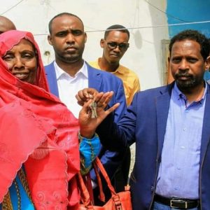 Mogadishu Mayor returns to the owner's property has been occupied non-owner by force since the civil war started in 1991.