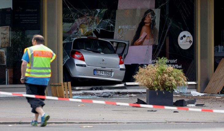 Car drives into crowd on Berlin shopping street, one dead - Somali Times